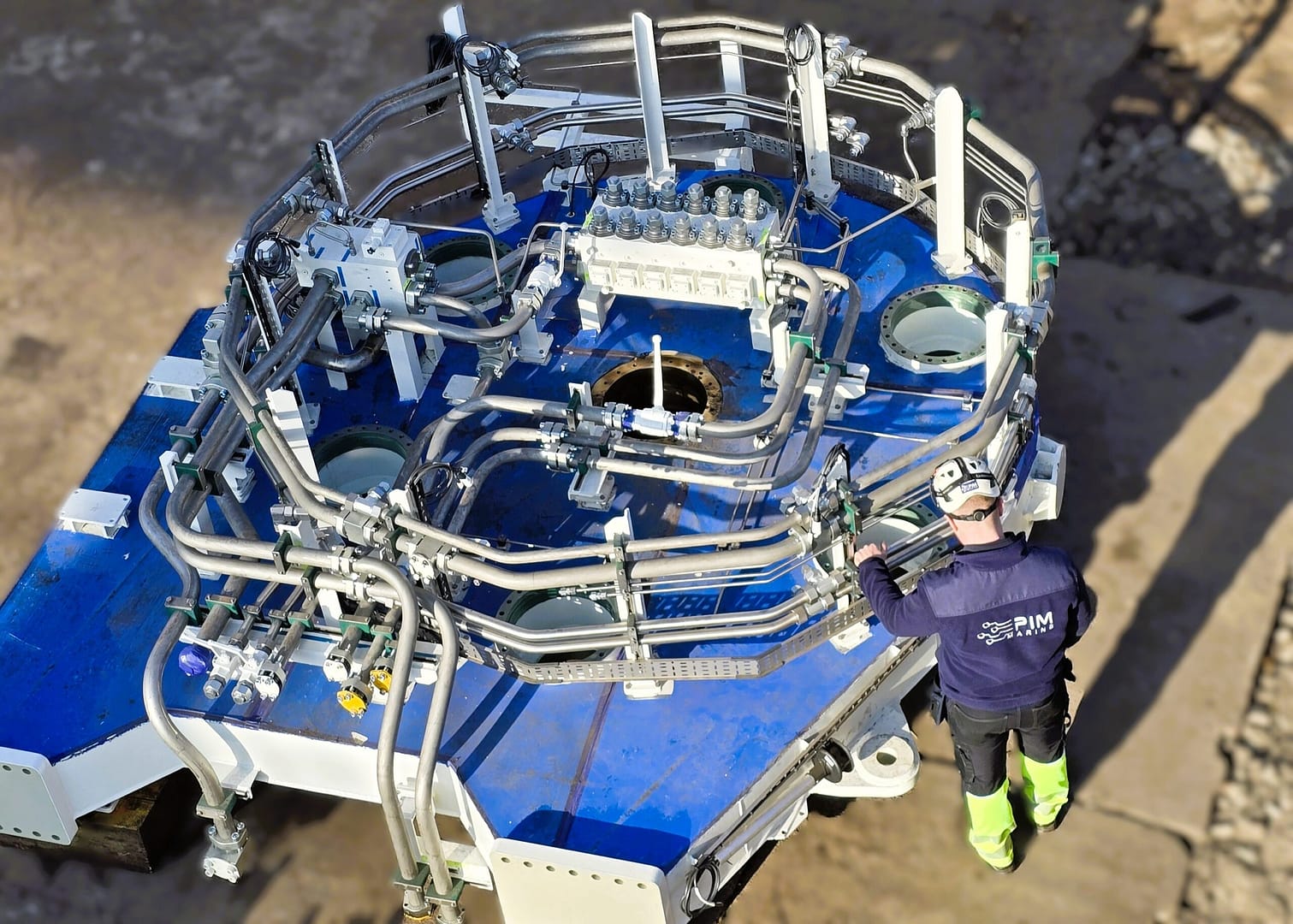 AHC winch piping top view with hydraculic fitter standing by